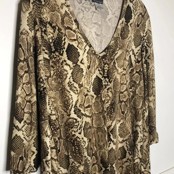 🌸NEW🌸 JORDAN TAYLOR Snake Print Top - Picture 2 of 7
